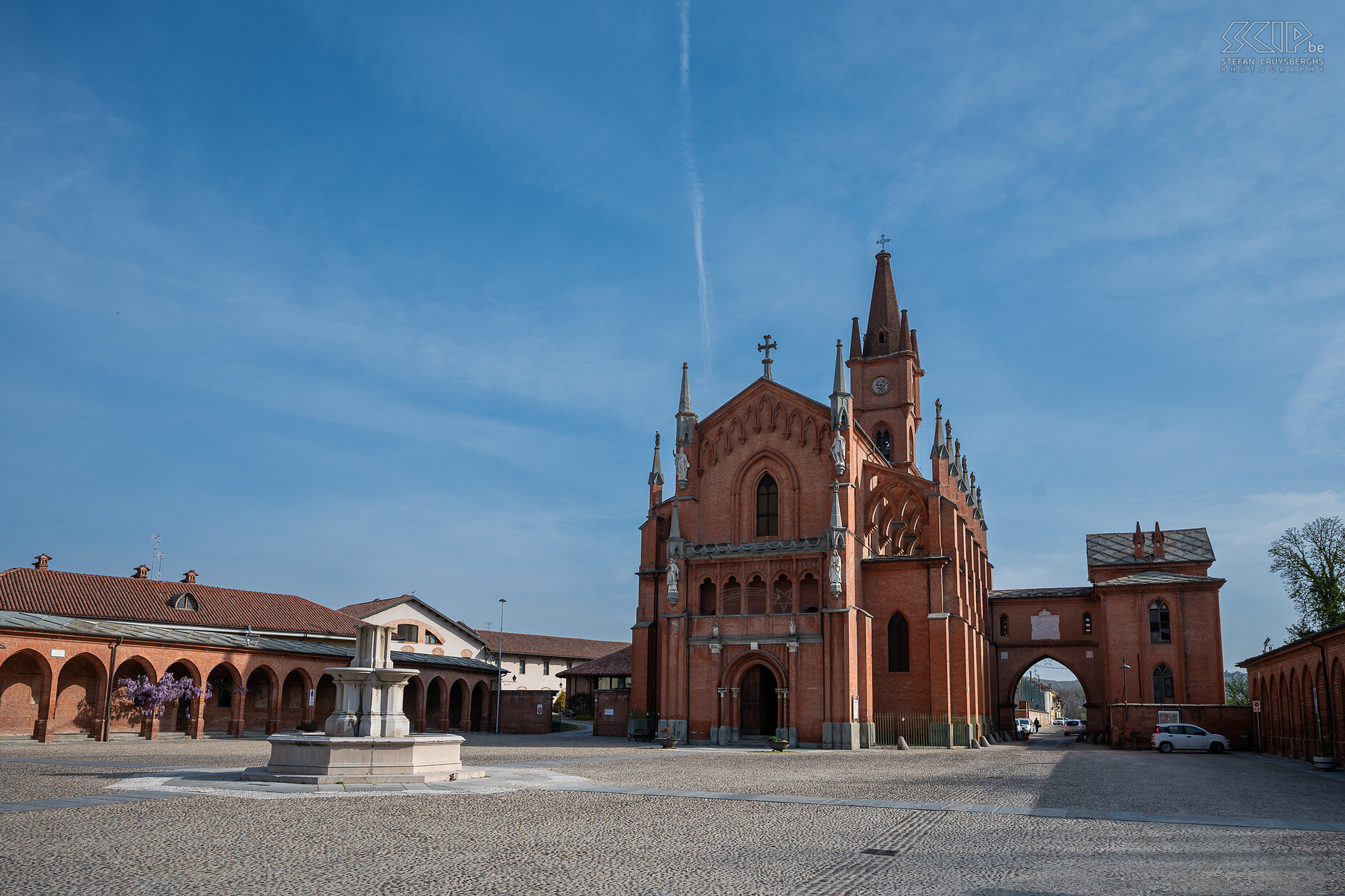 Pollenzo - Chiesa di San Vittore Vlakbij het stadje Bra ligt Pollenzo. Daar ligt een groot complex aan oude paleizen van de Savoyes, die zijn bijgeschreven op de UNESCO werelderfgoedlijst. De imposante gebouwen stammen uit de 18e en 19e eeuw. Vandaag de dag is het een universiteit en zie je veel verwijzingen naar de Slow-food organisatie.  Stefan Cruysberghs